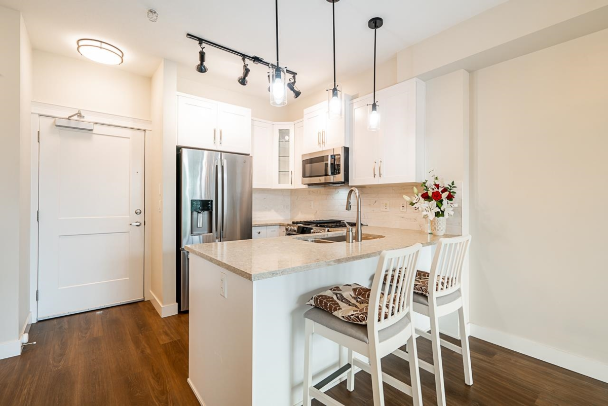 Kitchen Island Photo of 425 11077 Ravine Road, Surrey, BC