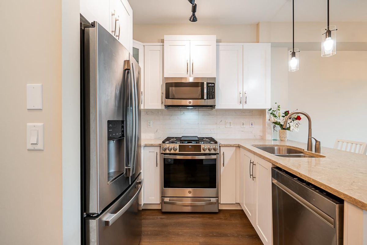 Living Room Photo of 425 11077 Ravine Road, Surrey, BC