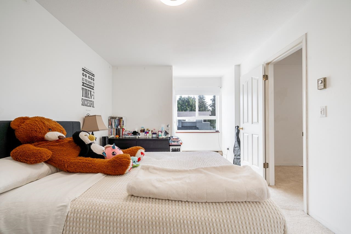 Entry Foyer Photo of 8867 116b Street, Delta, BC