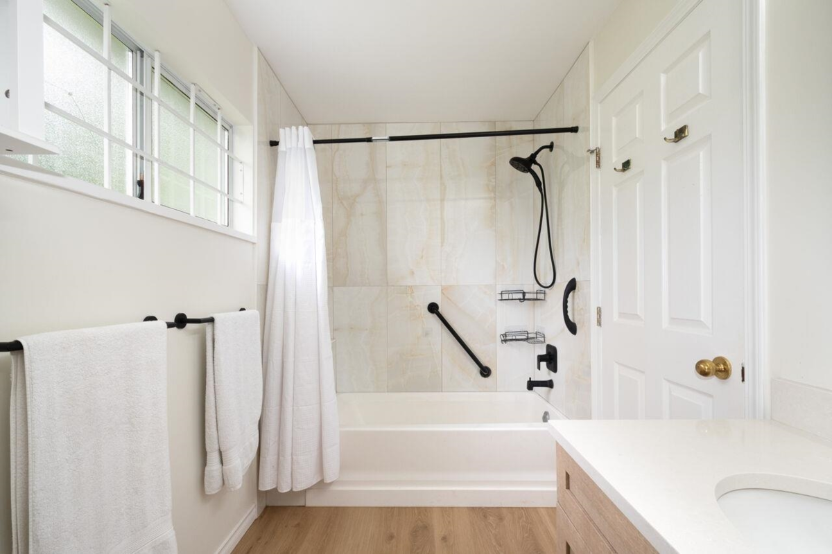 Basement Recreation Room Photo of 530 E Queens Road, North Vancouver, BC