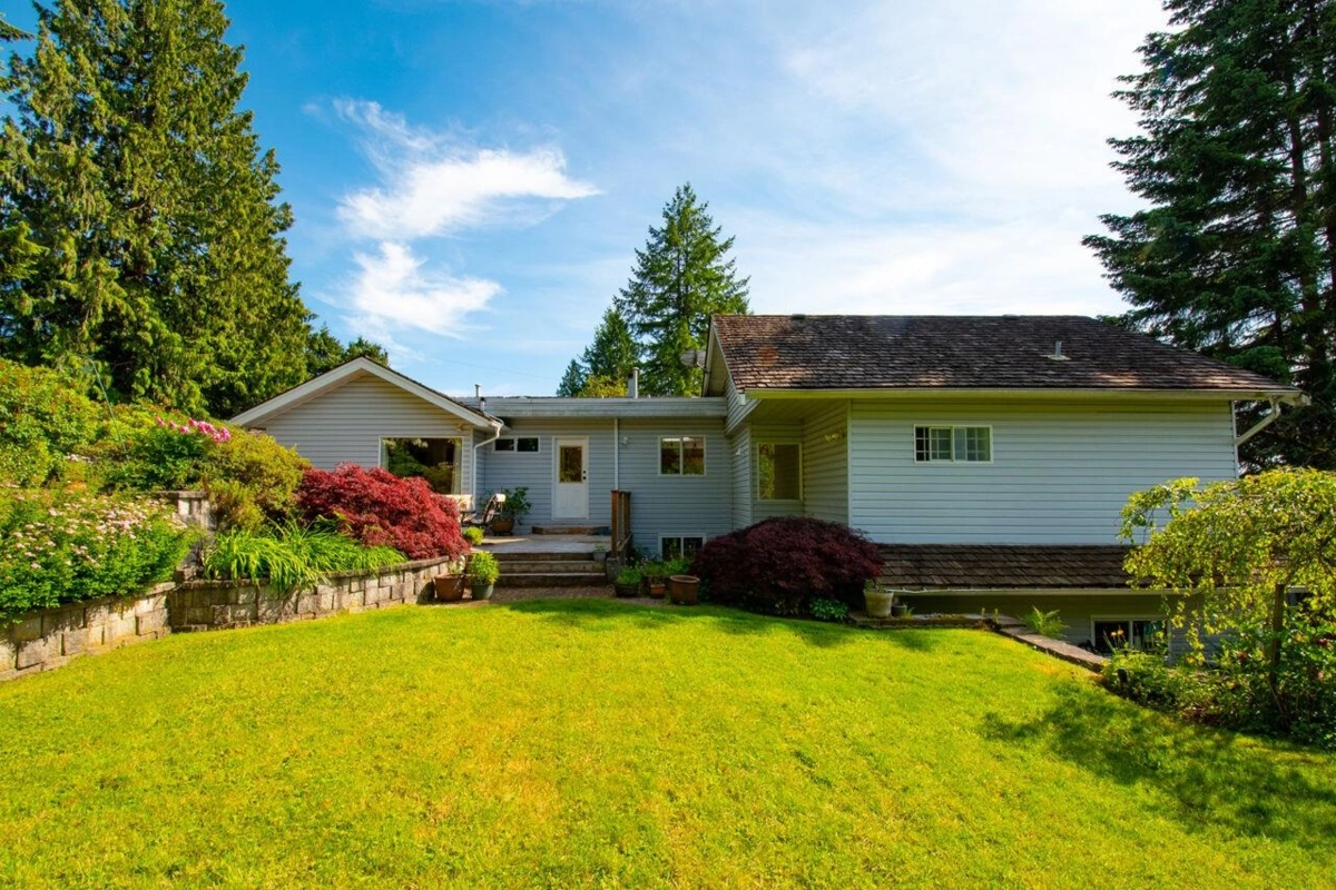 Front Yard Photo of 530 E Queens Road, North Vancouver, BC