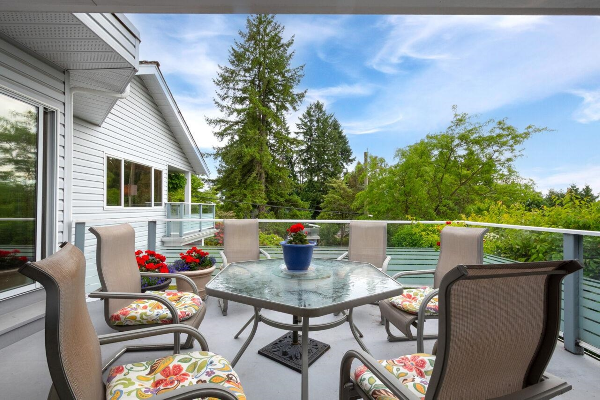 Guest Bathroom Photo of 530 E Queens Road, North Vancouver, BC