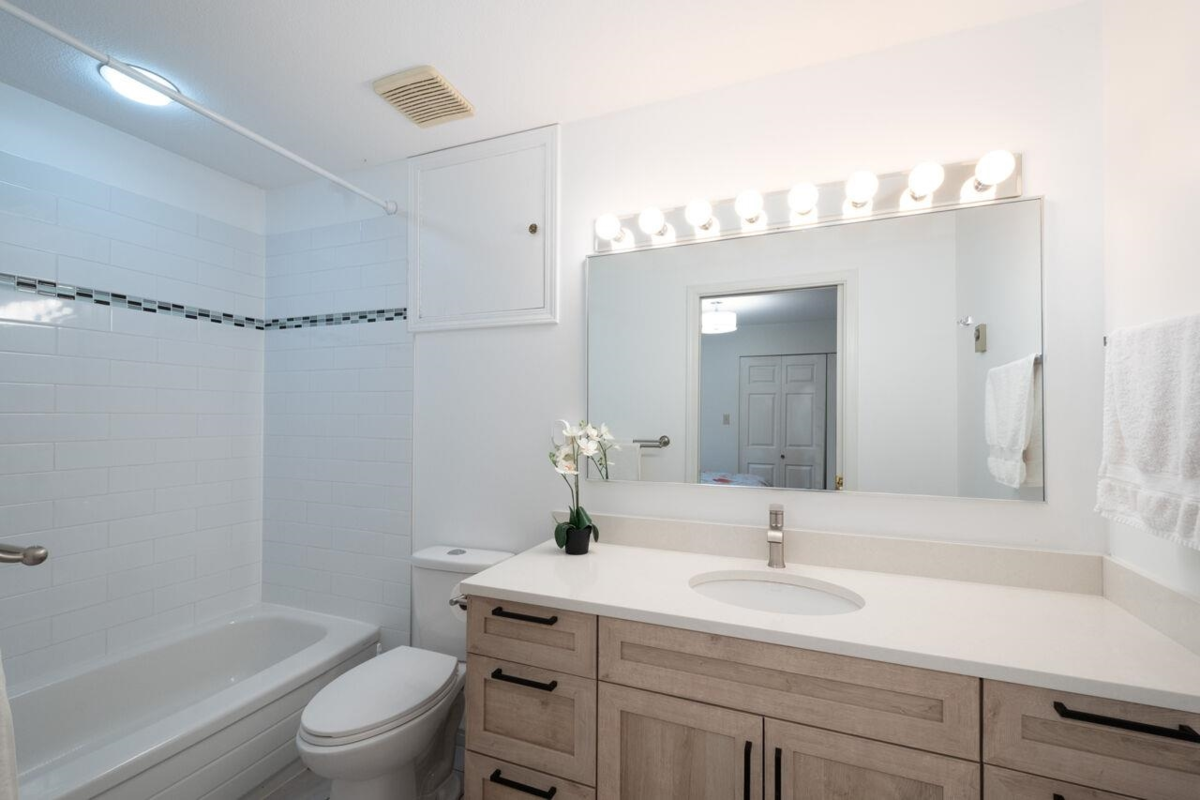 Outdoor Deck Photo of 530 E Queens Road, North Vancouver, BC