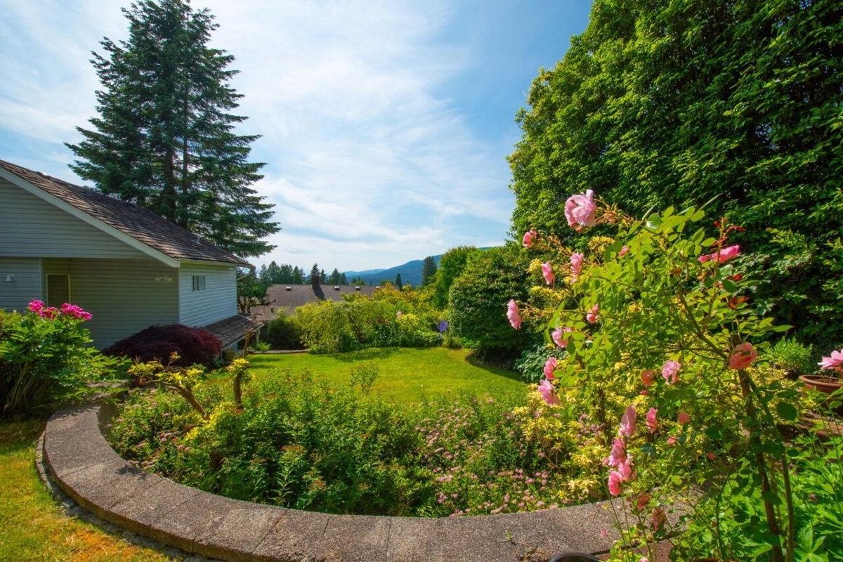 Street View Photo of 530 E Queens Road, North Vancouver, BC