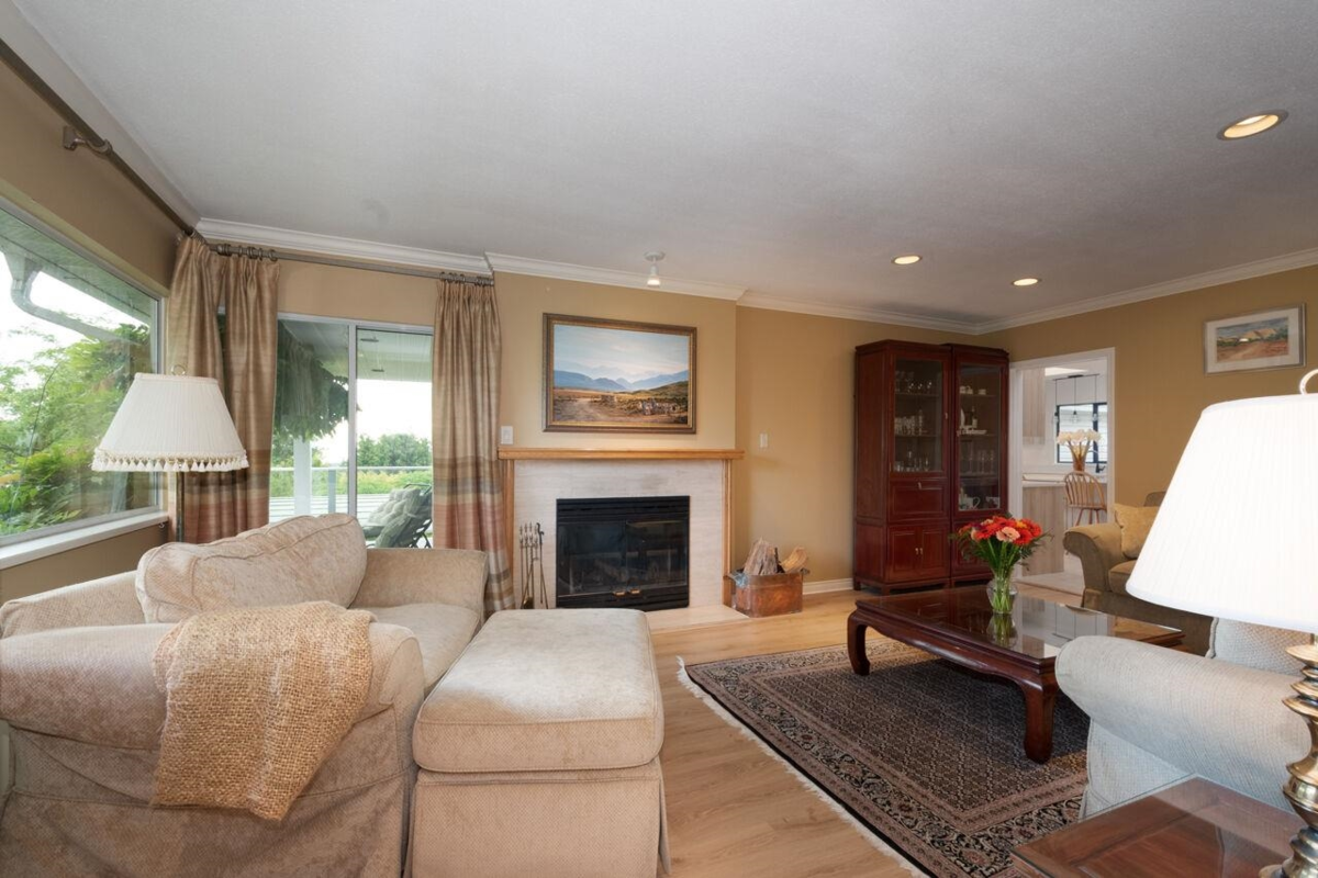 Walk-In Closet Photo of 530 E Queens Road, North Vancouver, BC