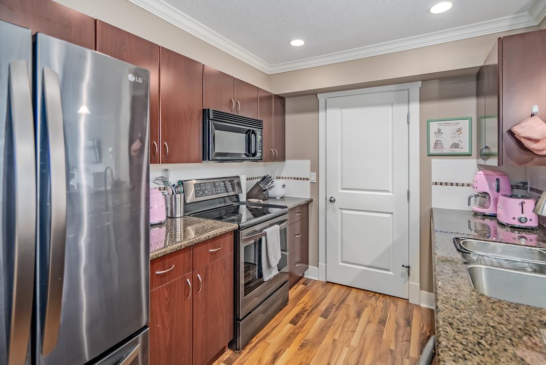 Kitchen Island Photo of 303 33255 Old Yale Road, Abbotsford, BC