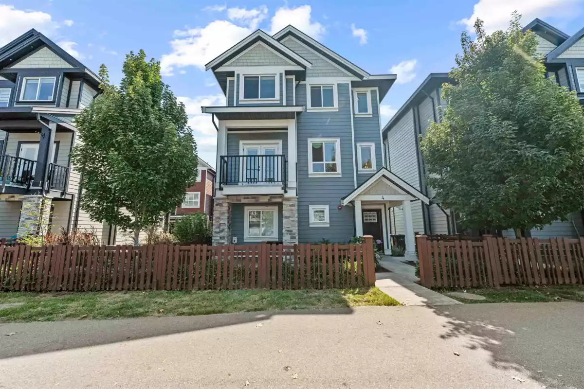 Exterior Front Photo of 4 608 Ewen Avenue, New Westminster, BC