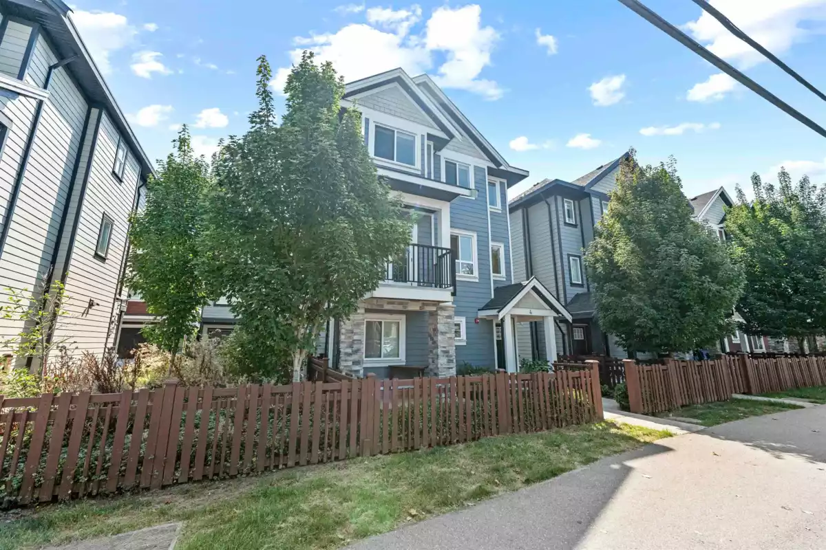 Family Room Photo of 4 608 Ewen Avenue, New Westminster, BC
