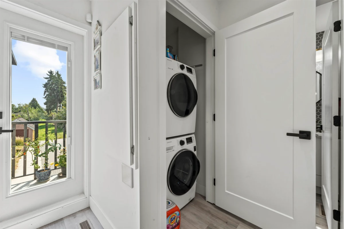 Front Yard Photo of 4 608 Ewen Avenue, New Westminster, BC