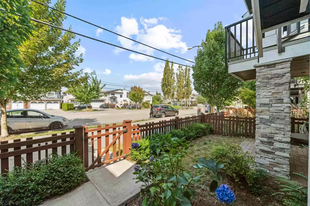 Kitchen Island Photo of 4 608 Ewen Avenue, New Westminster, BC