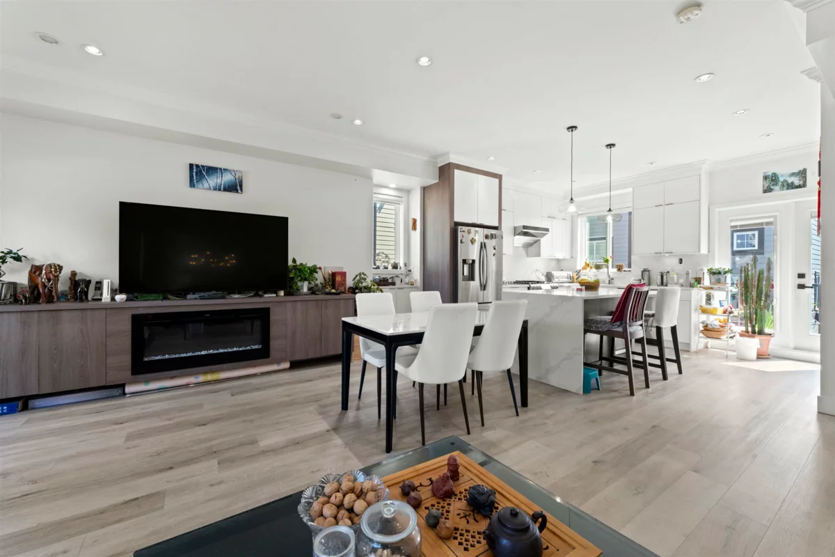 Walk-In Closet Photo of 4 608 Ewen Avenue, New Westminster, BC