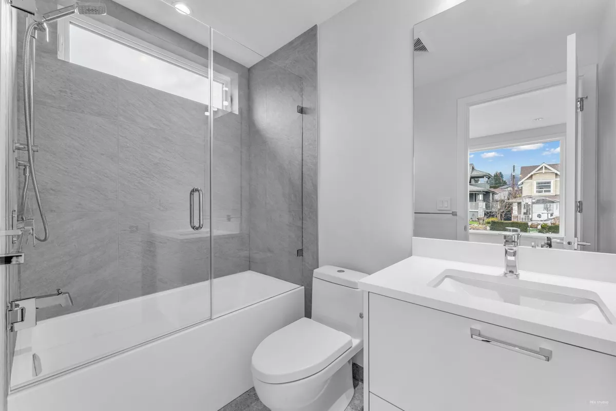 Hallway Photo of 615 E 6th Street, North Vancouver, BC