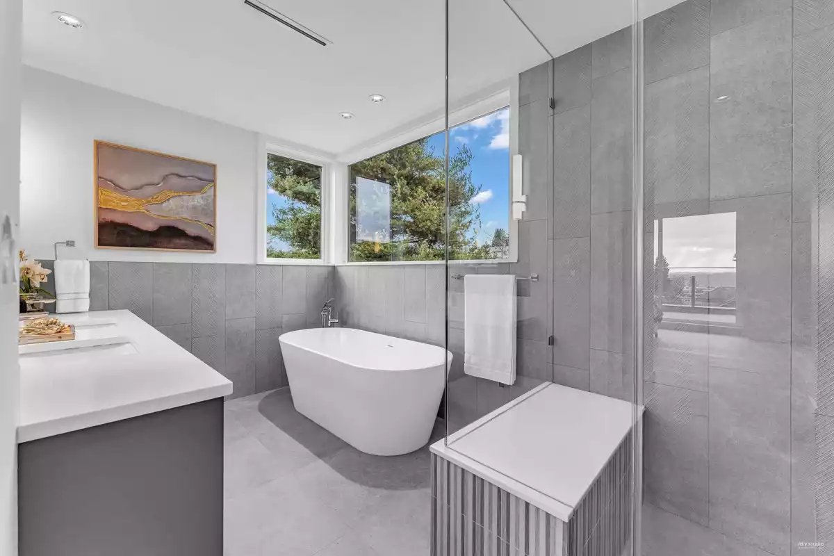 Loft / Bonus Room Photo of 615 E 6th Street, North Vancouver, BC