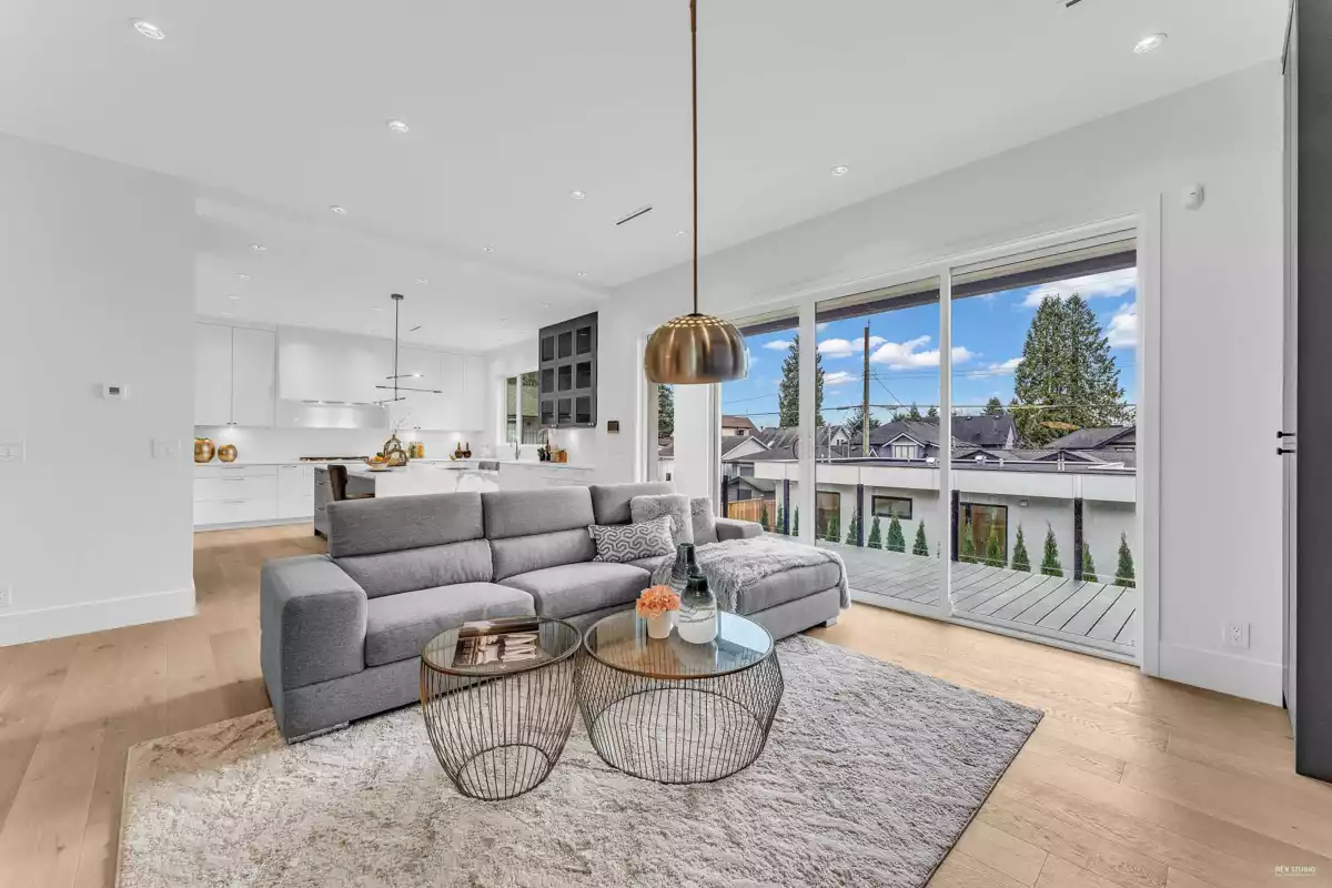 Walk-In Closet Photo of 615 E 6th Street, North Vancouver, BC