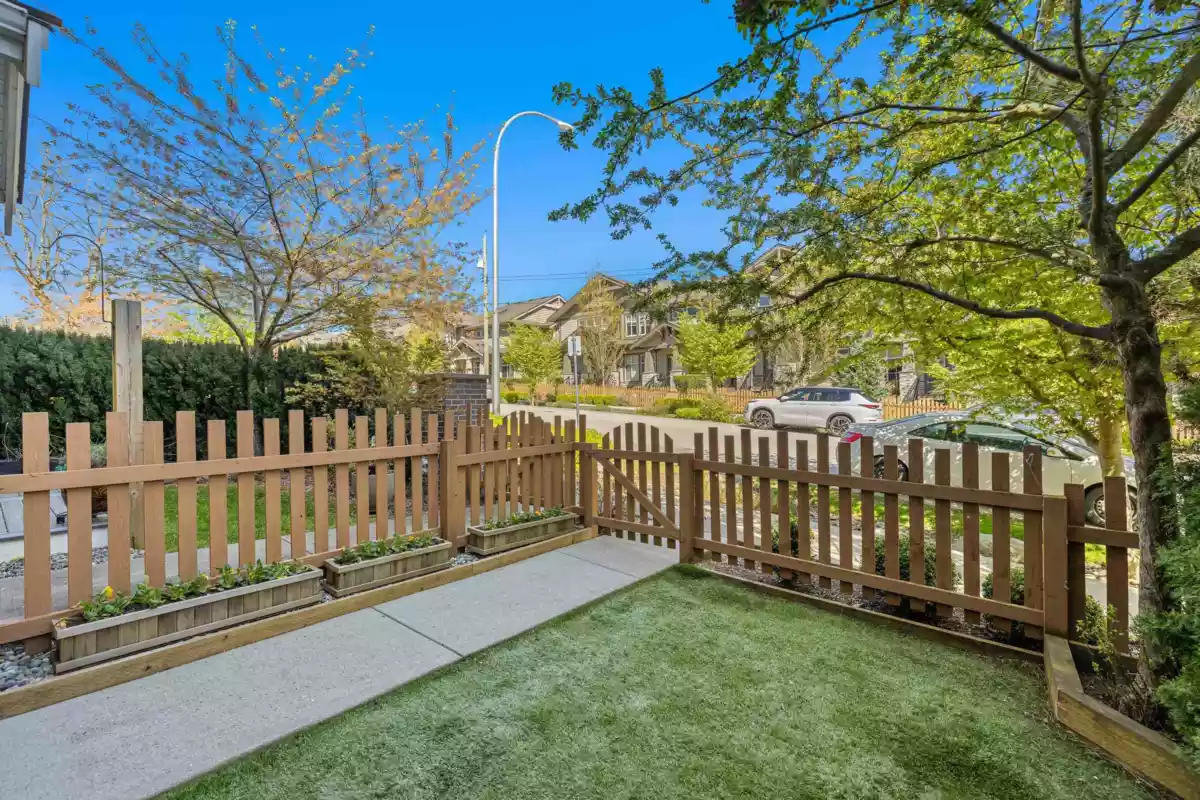 Entry Foyer Photo of 2 7059 210 Street, Langley, BC