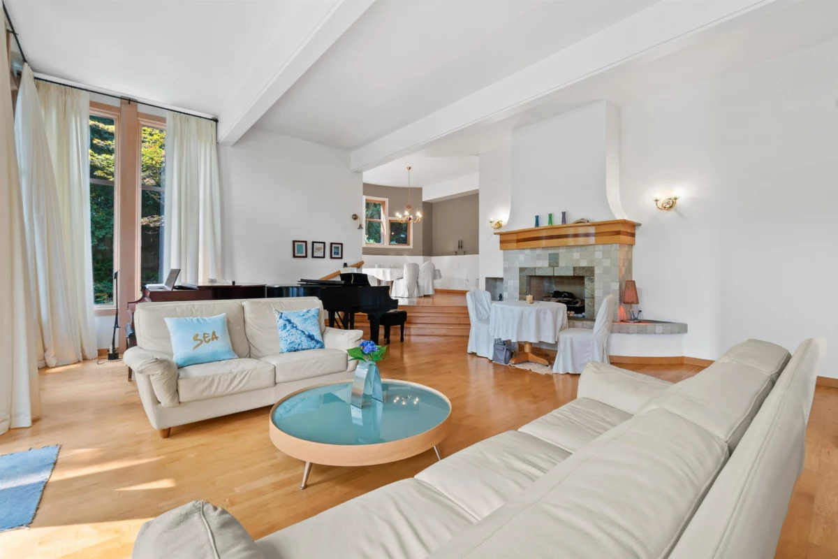 Kitchen Island Photo of 2919 Tower Hill Crescent, West Vancouver, BC