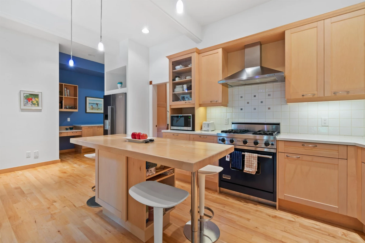 Walk-In Closet Photo of 2919 Tower Hill Crescent, West Vancouver, BC