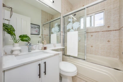 Guest Bathroom Photo of 748 E 62nd Avenue, Vancouver, BC