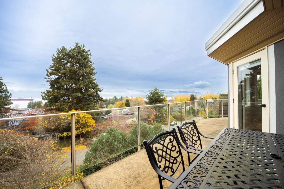 Entry Foyer Photo of 1822 Sasamat Street, Vancouver, BC