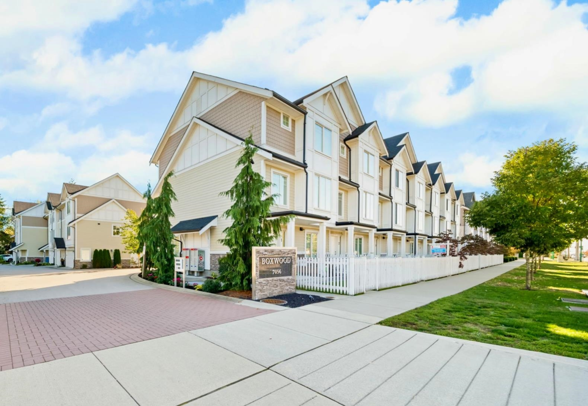 Swimming Pool Photo of 8 7056 192 Street, Surrey, BC