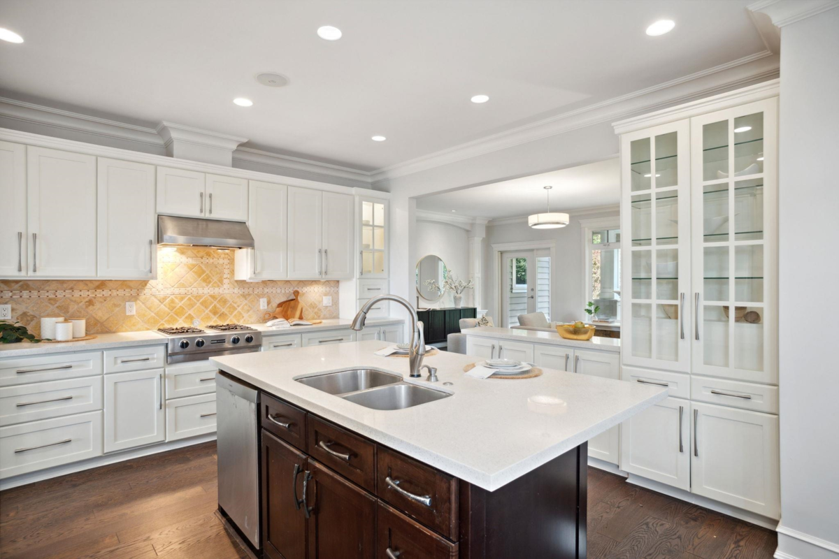 Kitchen Island Photo of 2185 Lawson Avenue, West Vancouver, BC