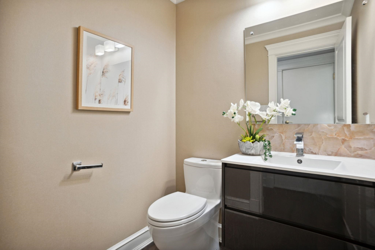 Powder Room Photo of 2185 Lawson Avenue, West Vancouver, BC
