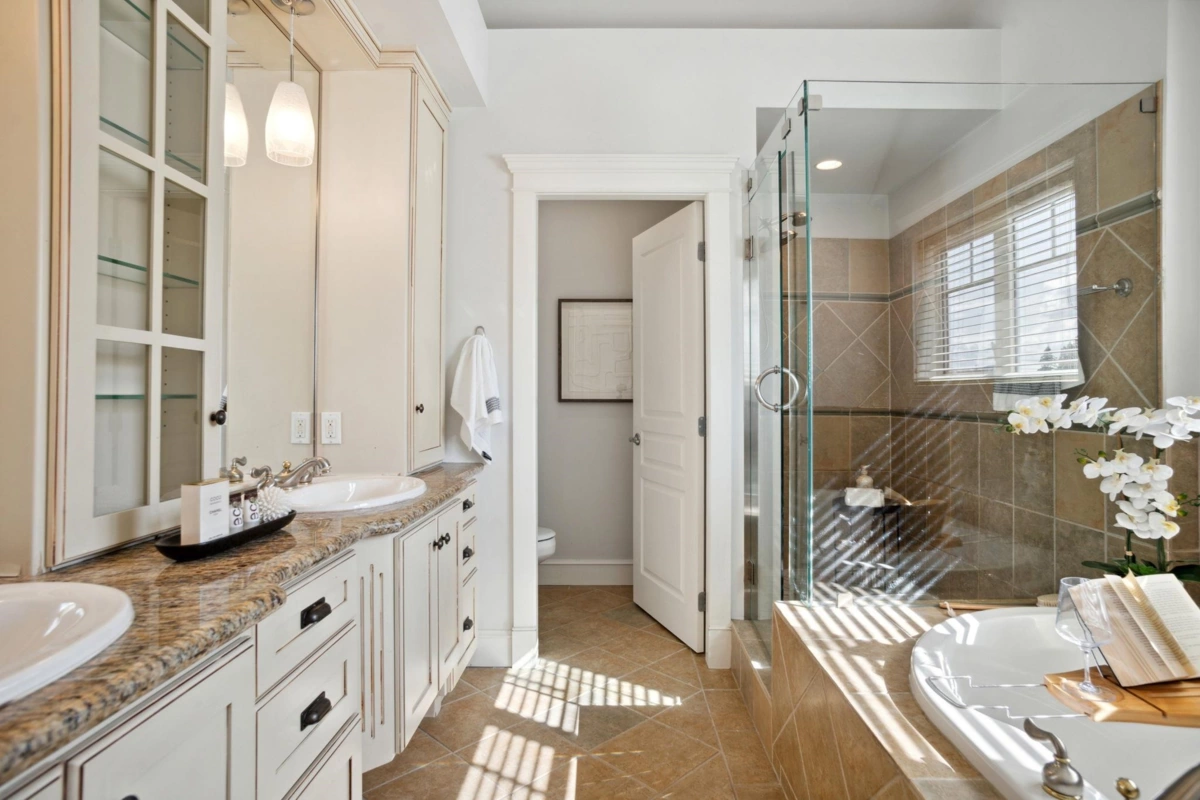 Primary Bathroom Photo of 2185 Lawson Avenue, West Vancouver, BC