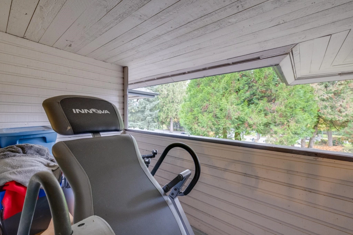 Guest Bathroom Photo of 14810 Holly Park Lane, Surrey, BC