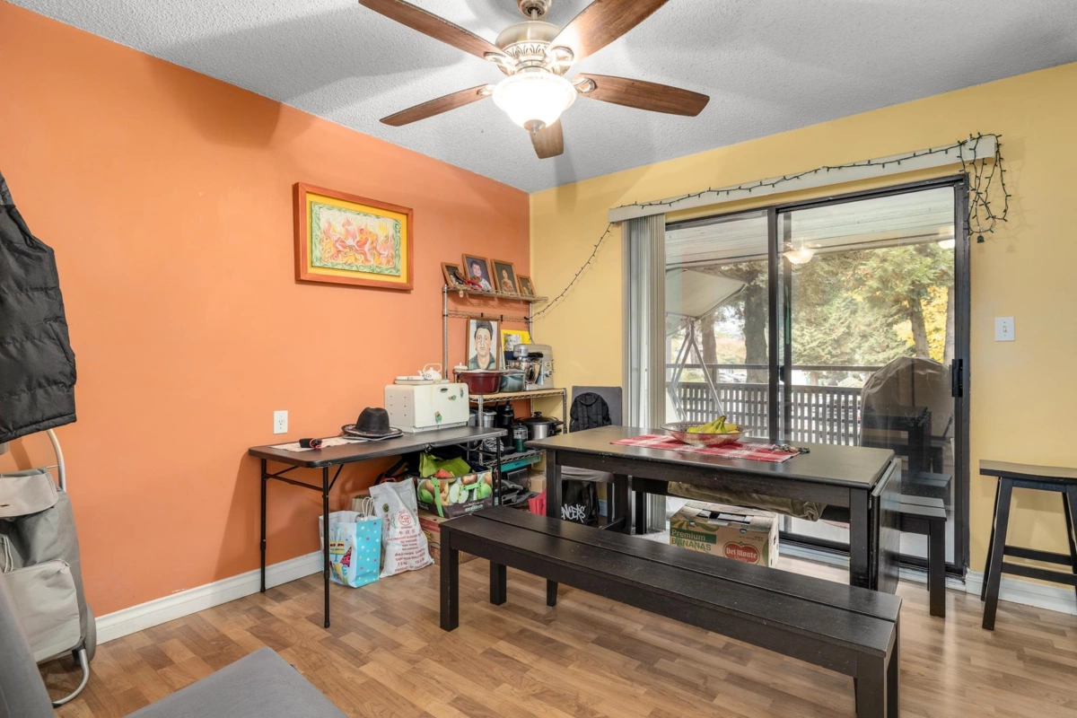 Kitchen Island Photo of 14810 Holly Park Lane, Surrey, BC
