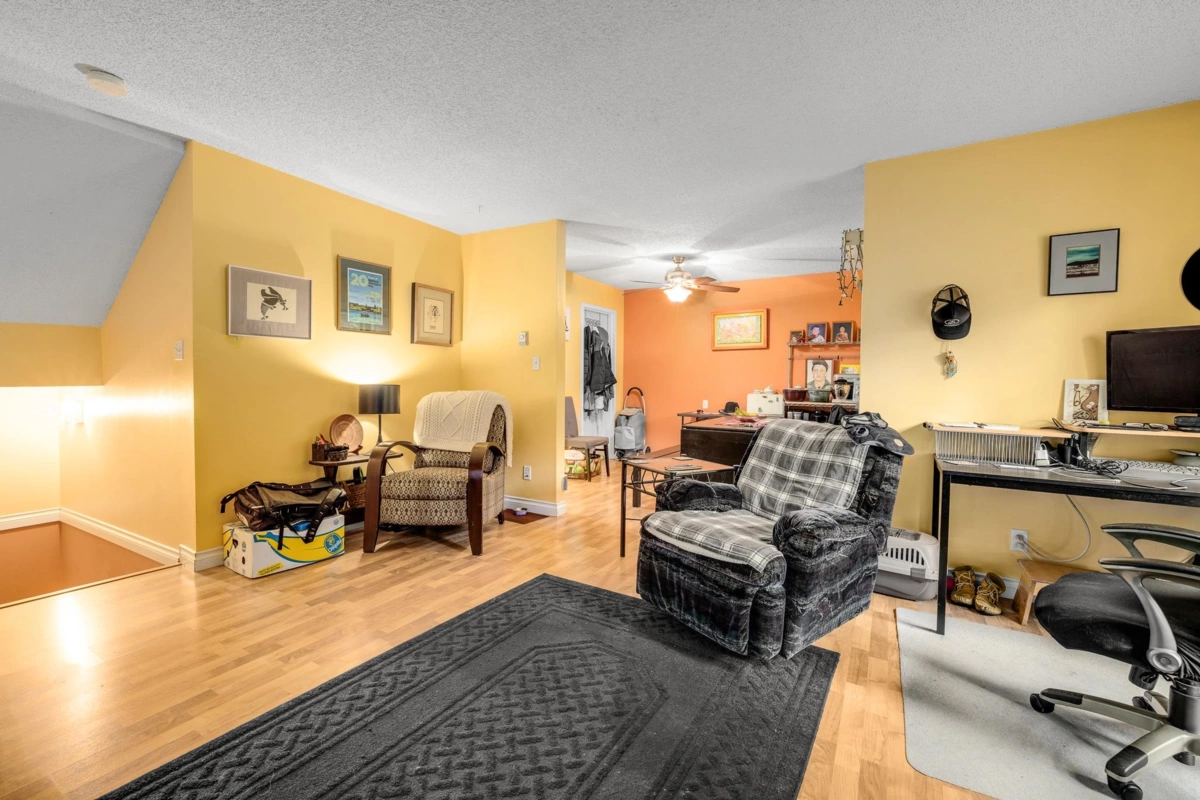 Kitchen Photo of 14810 Holly Park Lane, Surrey, BC