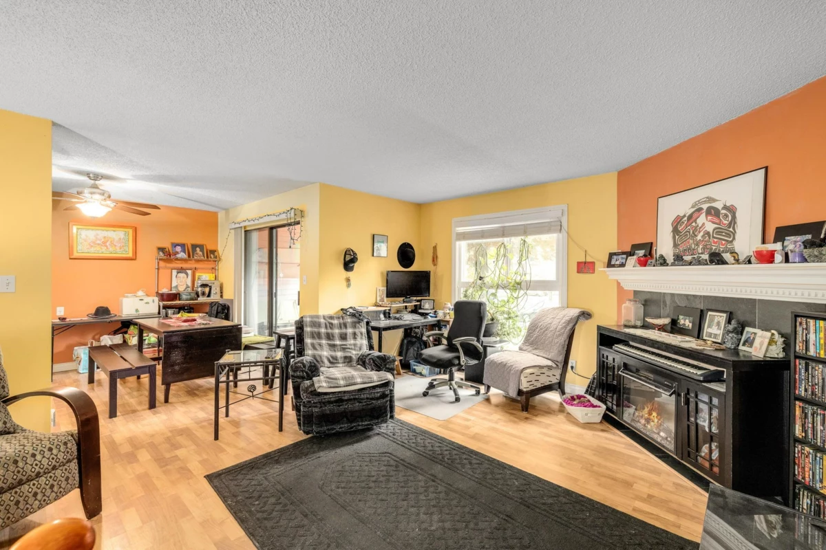 Living Room Photo of 14810 Holly Park Lane, Surrey, BC