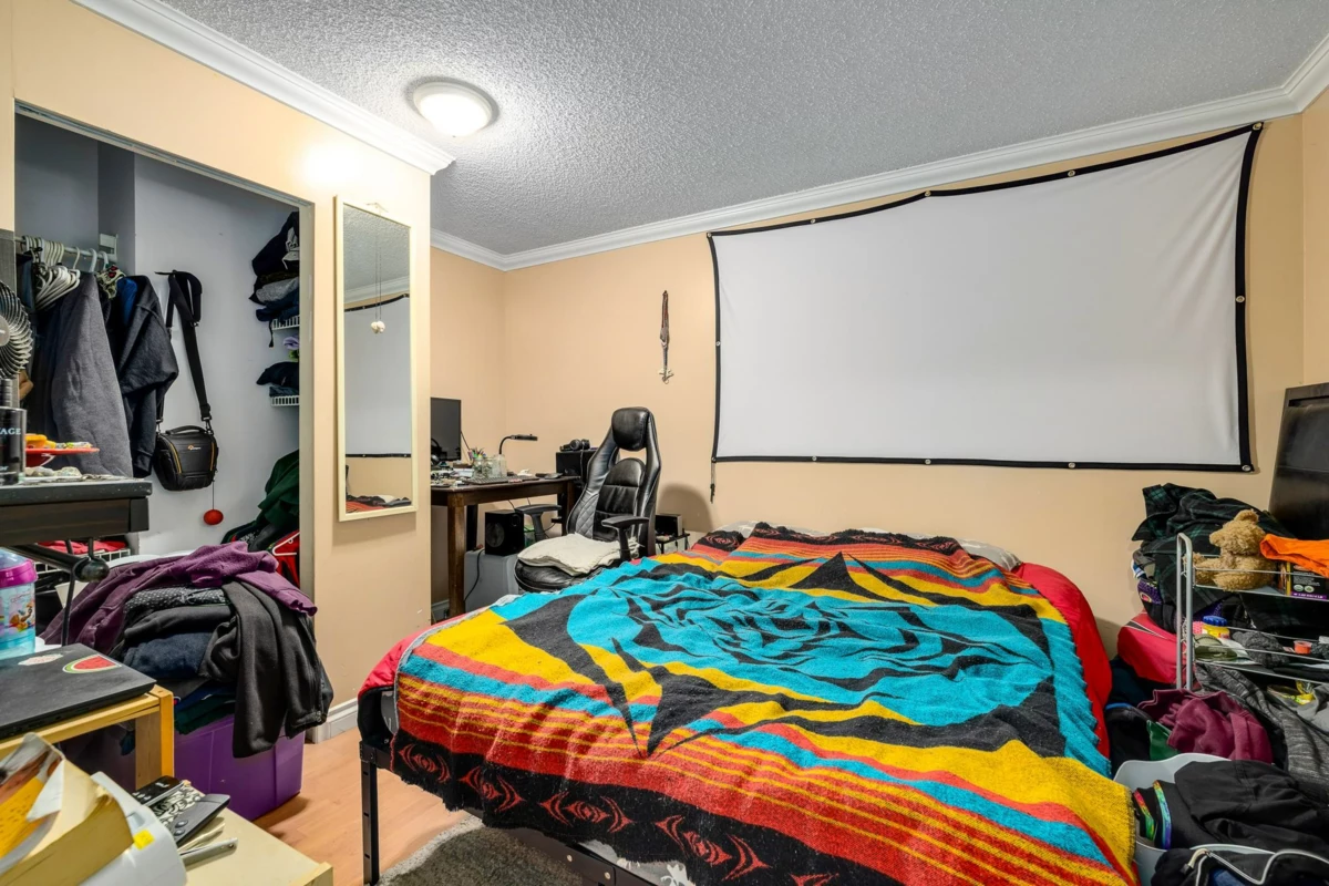 Powder Room Photo of 14810 Holly Park Lane, Surrey, BC