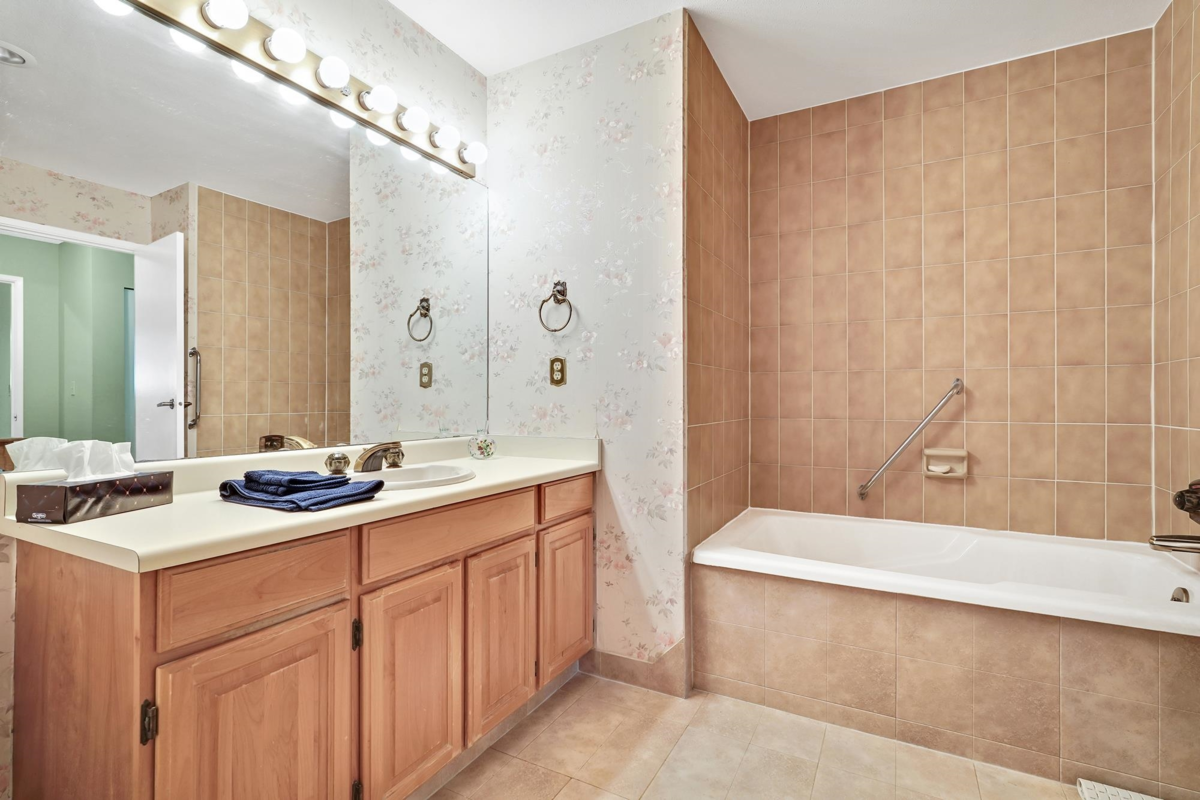 Entry Foyer Photo of 103 12749 16 Avenue, Surrey, BC