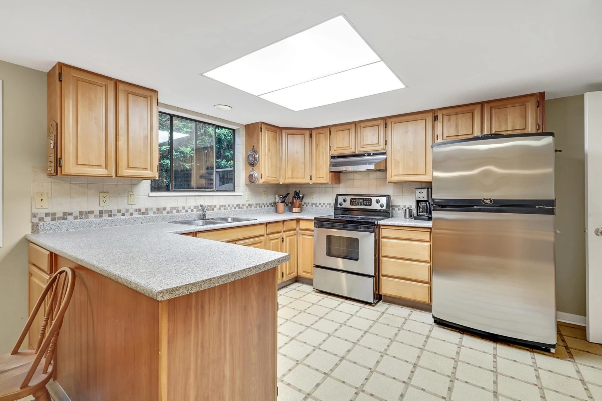 Primary Bathroom Photo of 103 12749 16 Avenue, Surrey, BC