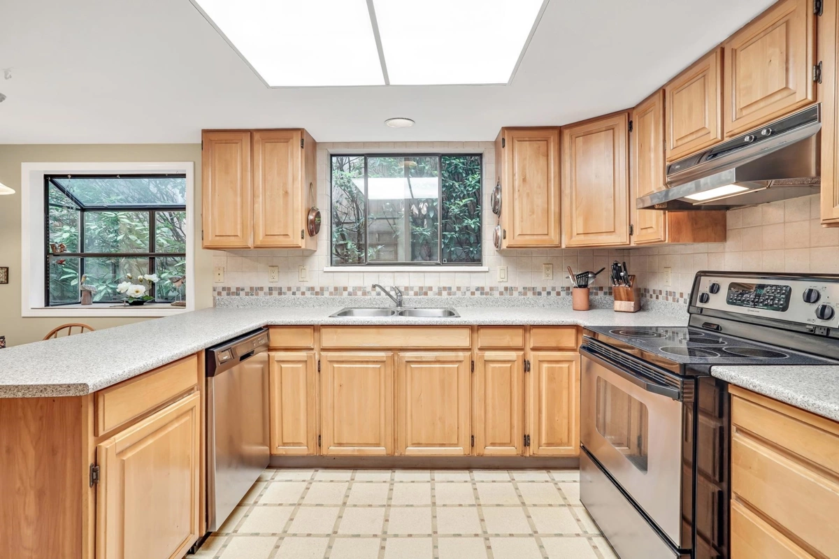 Walk-In Closet Photo of 103 12749 16 Avenue, Surrey, BC