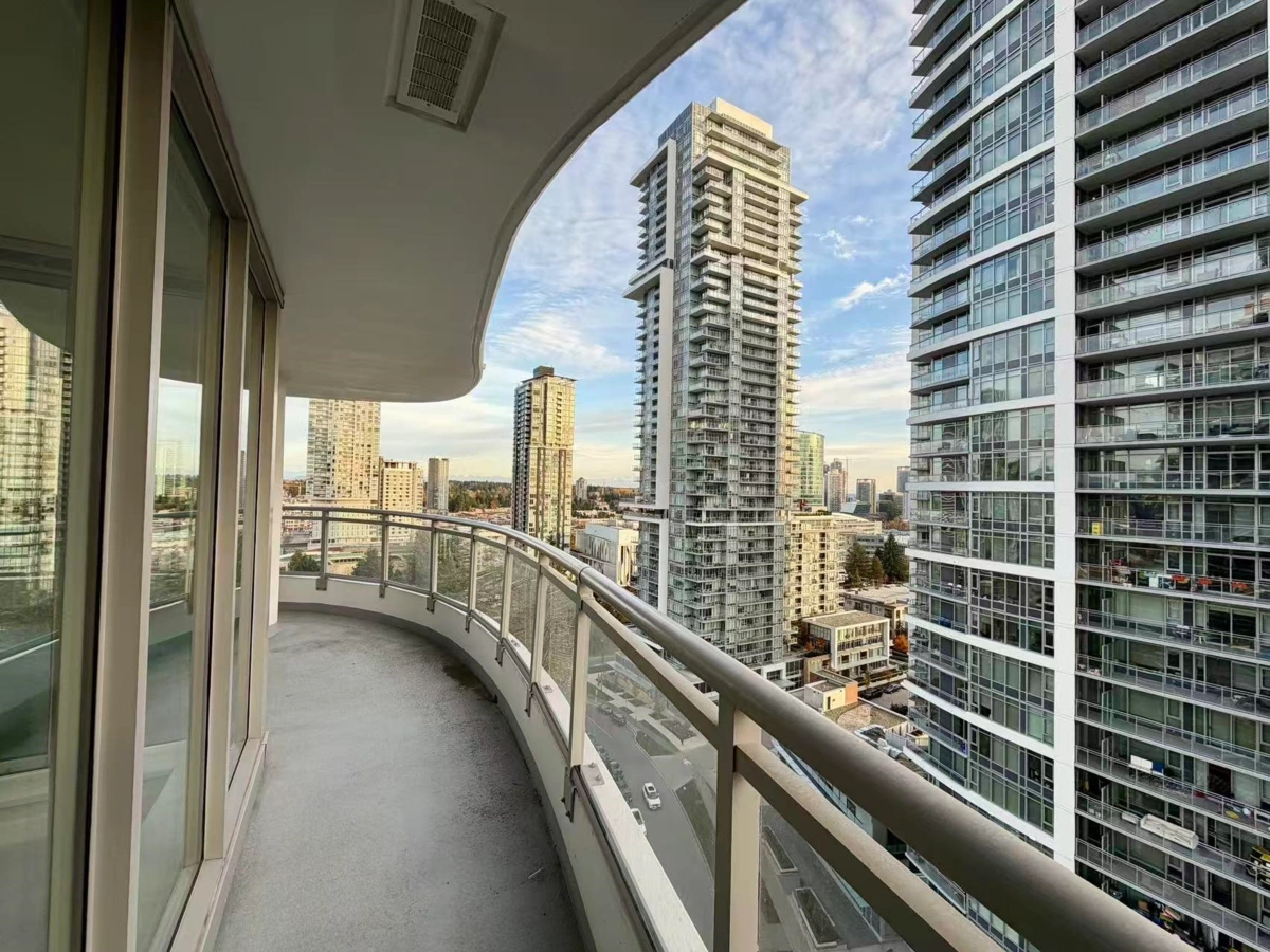 Entry Foyer Photo of 1705 13303 Central Avenue, Surrey, BC
