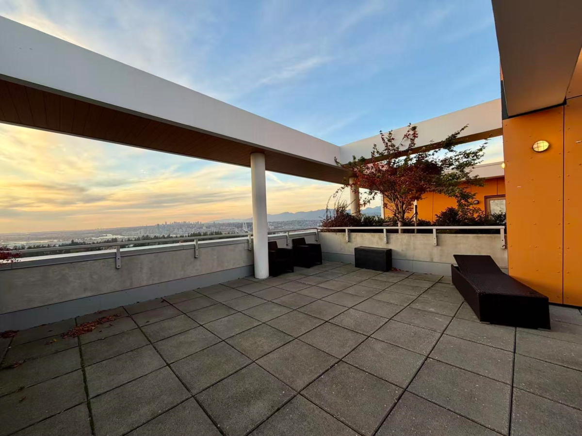 Front Yard Photo of 1705 13303 Central Avenue, Surrey, BC