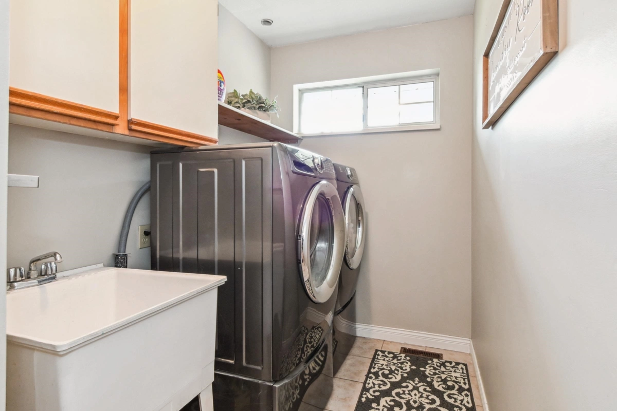 Hallway Photo of 11450 207a Street, Maple Ridge, BC