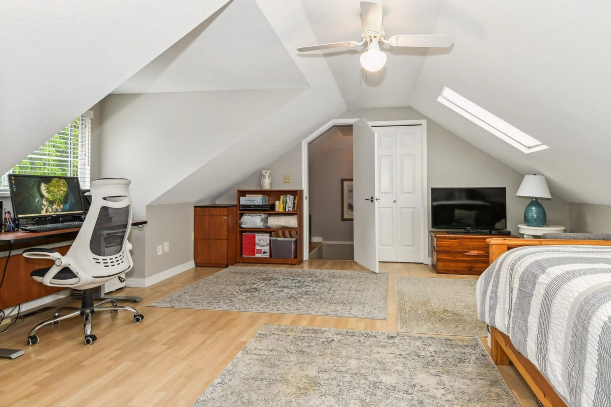 Laundry Room Photo of 11450 207a Street, Maple Ridge, BC