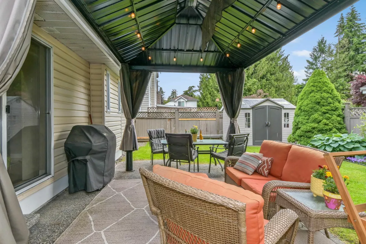 Staircase Photo of 11450 207a Street, Maple Ridge, BC