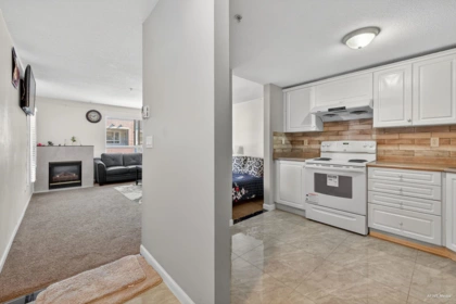 Kitchen Photo of 306 13780 76 Avenue, Surrey, BC
