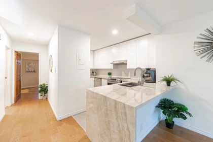 Kitchen Photo of 5 1786 Esquimalt Avenue, West Vancouver, BC