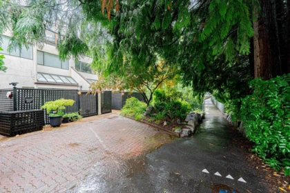 Outdoor Kitchen Photo of 5 1786 Esquimalt Avenue, West Vancouver, BC