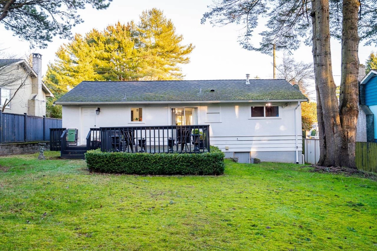Front Yard Photo of 1561 Chestnut Street, White Rock, BC