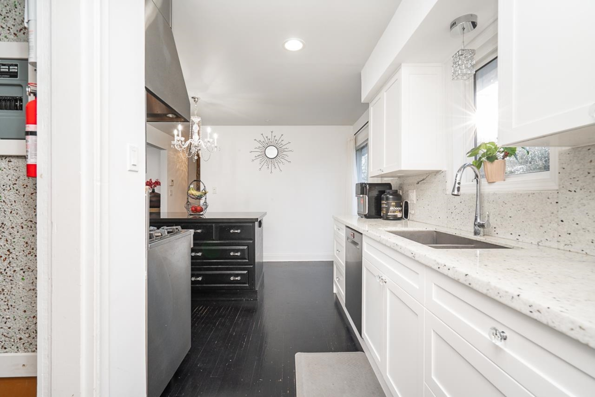 Guest Bathroom Photo of 1561 Chestnut Street, White Rock, BC