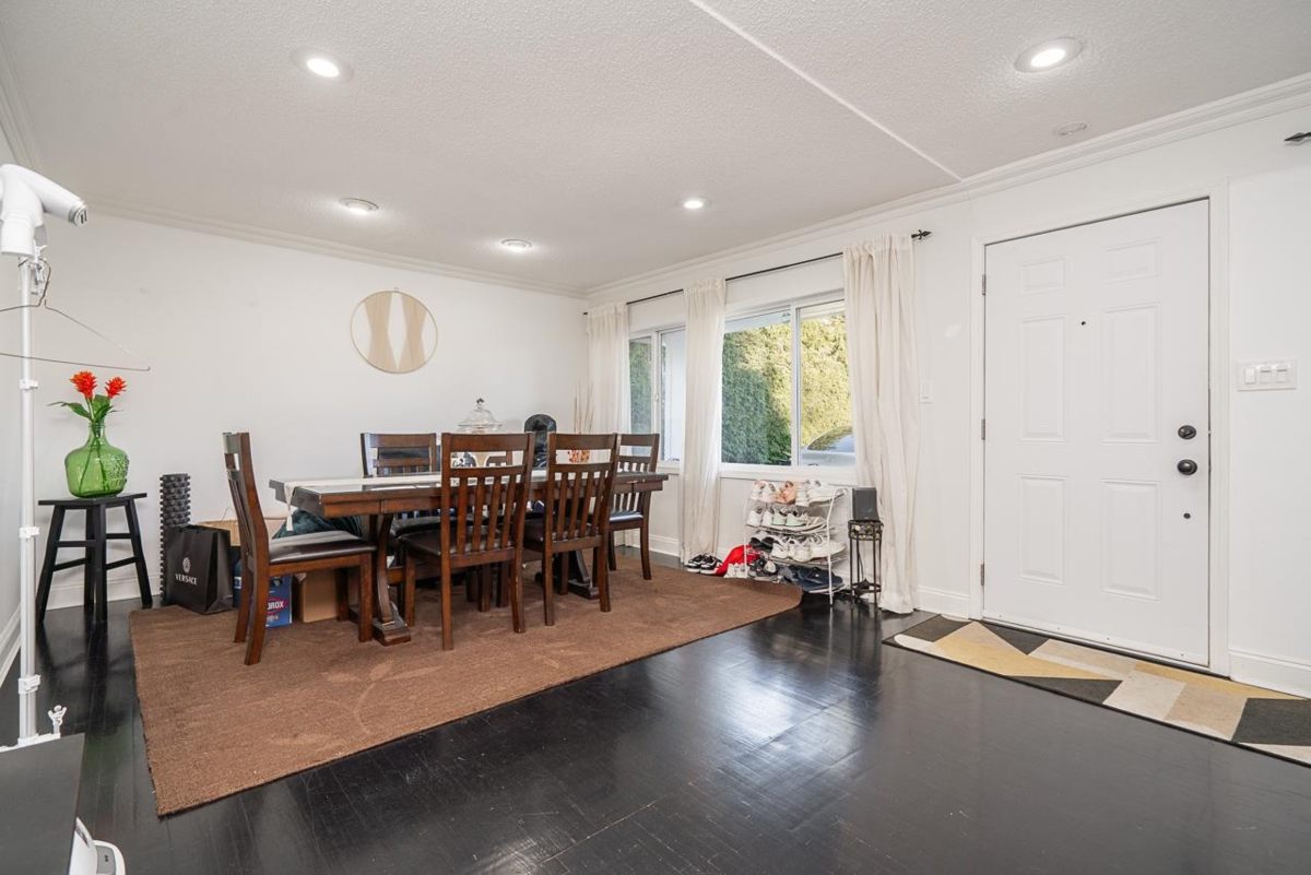 Kitchen Island Photo of 1561 Chestnut Street, White Rock, BC