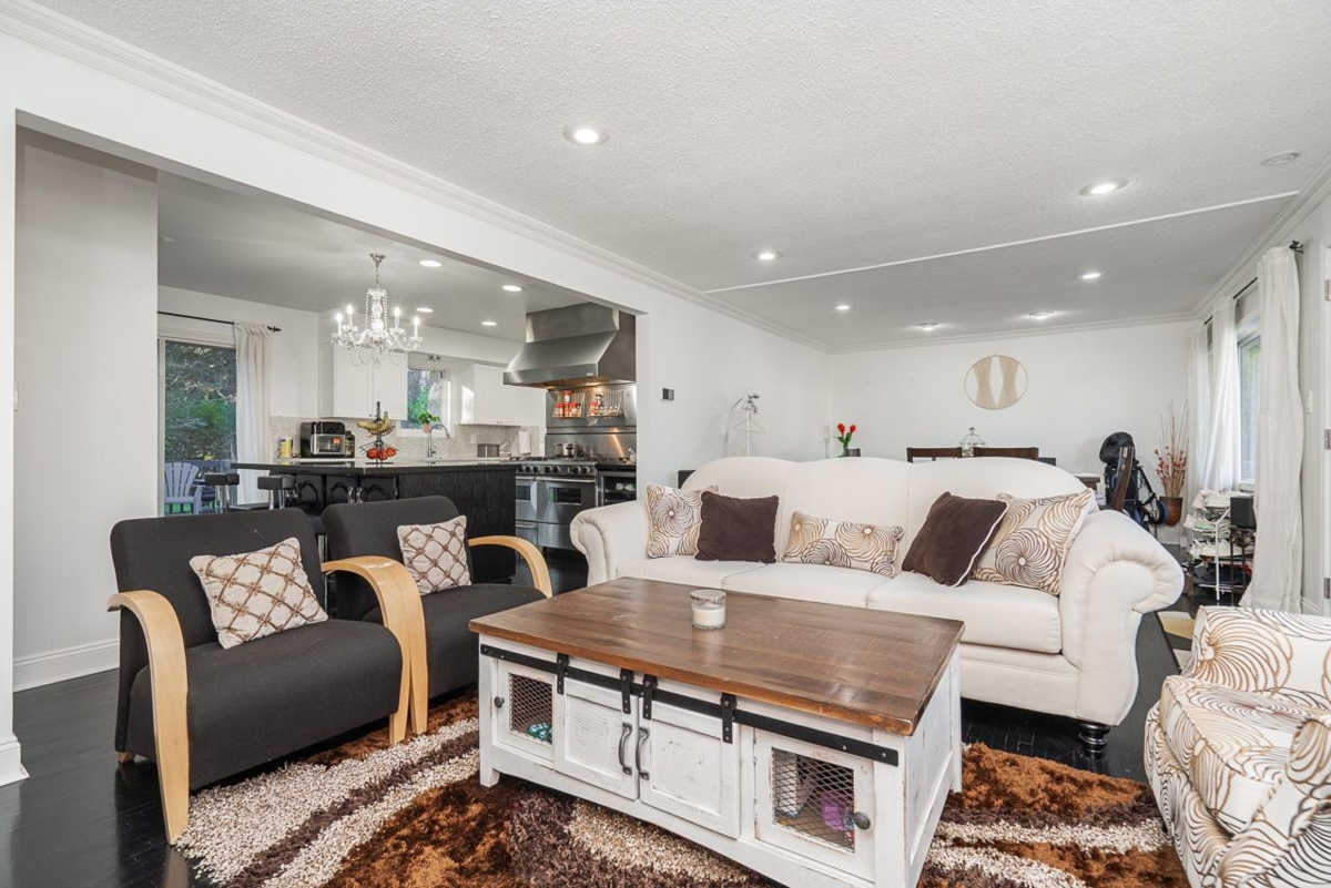 Kitchen Photo of 1561 Chestnut Street, White Rock, BC