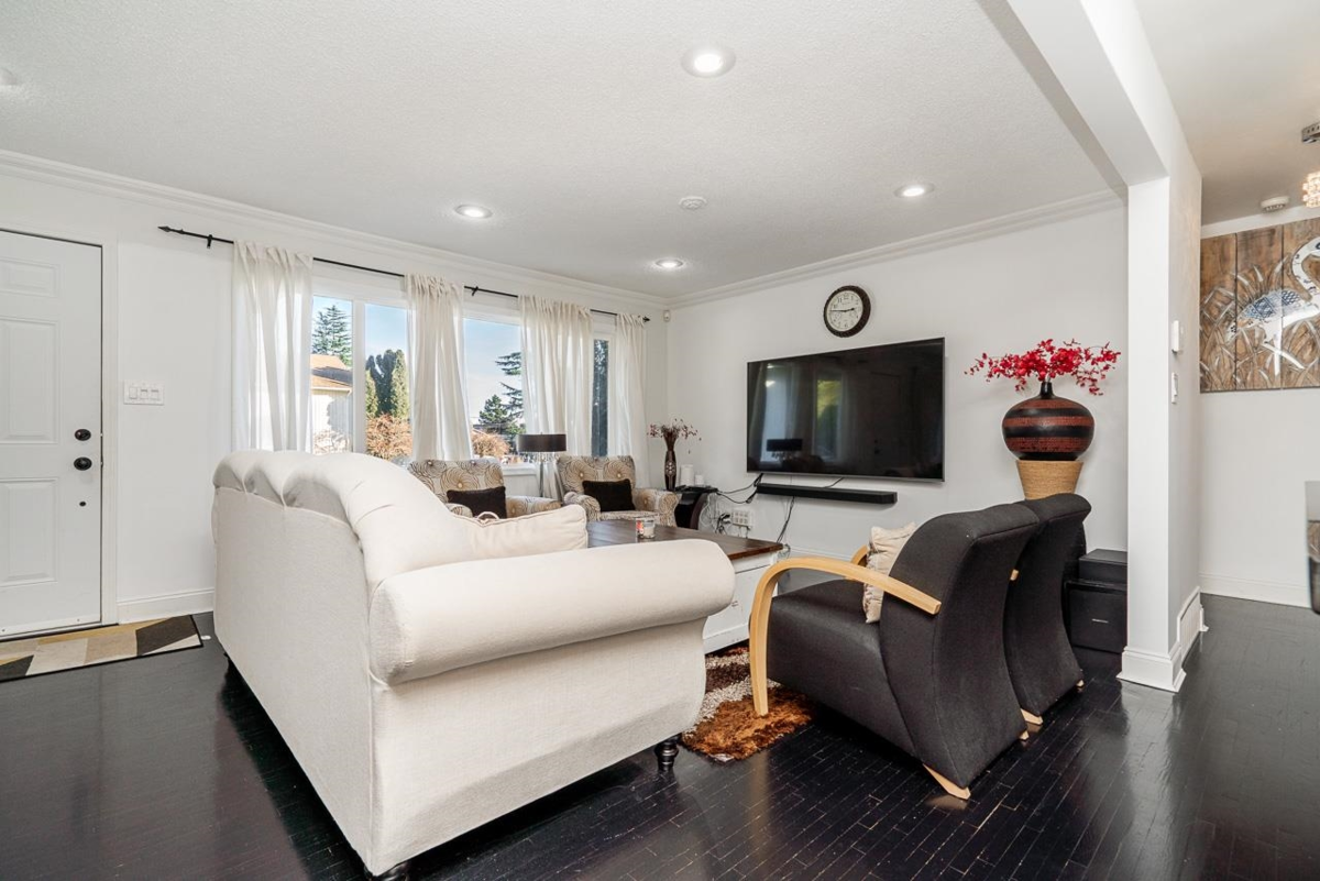 Living Room Photo of 1561 Chestnut Street, White Rock, BC