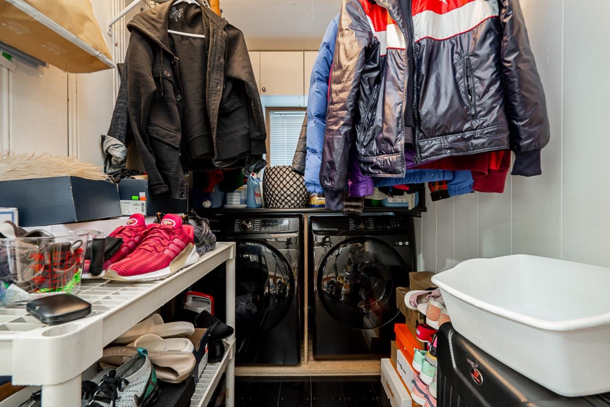 Mudroom Photo of 1561 Chestnut Street, White Rock, BC