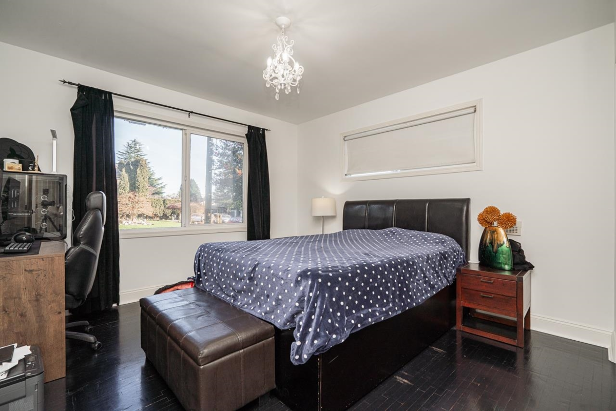 Powder Room Photo of 1561 Chestnut Street, White Rock, BC